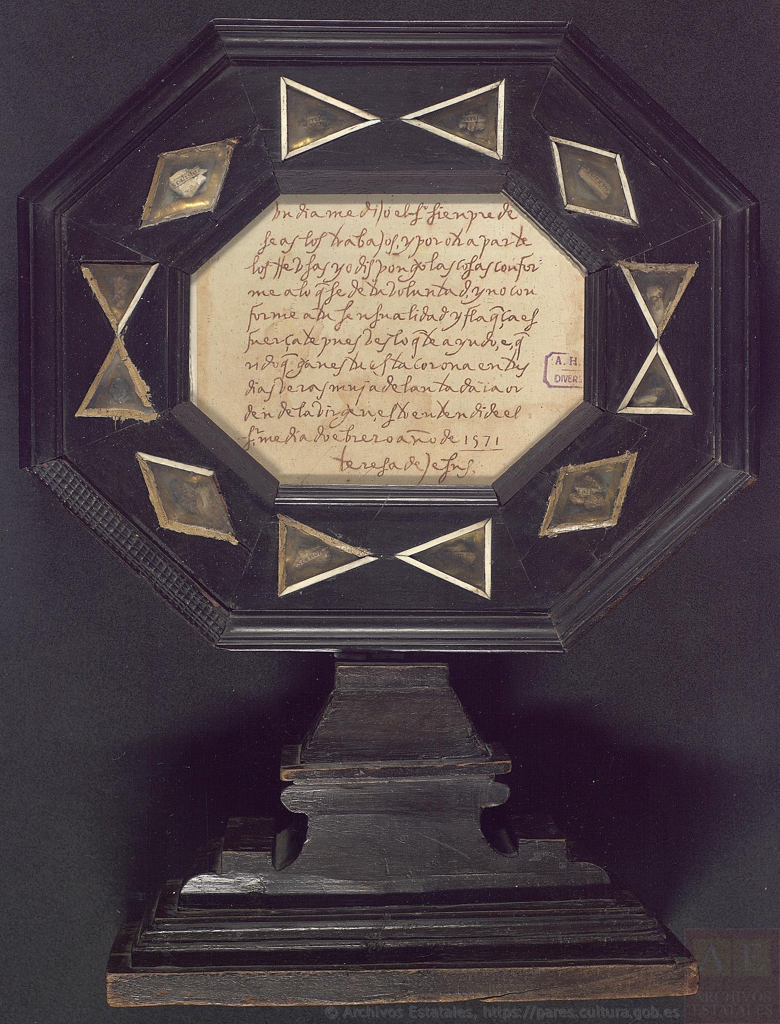 Archivo Histórico Nacional, wood reliquary from the Monastery of La Magdalena, XVI-XVIIth century, available here