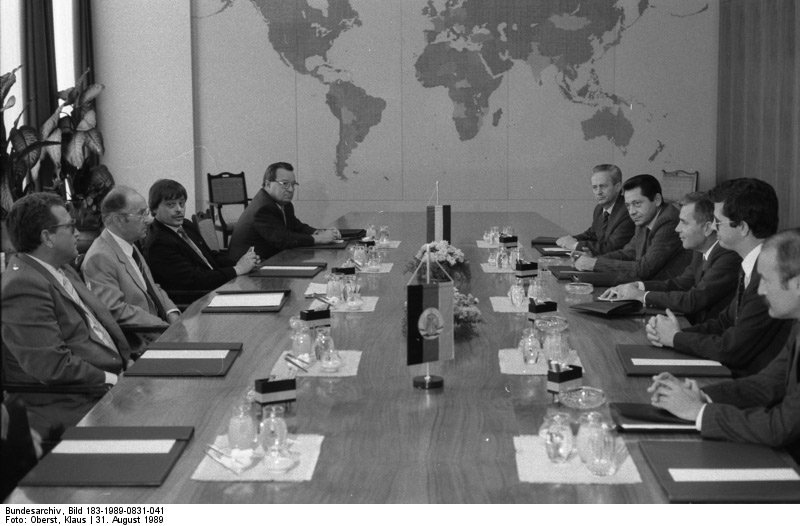 Bundesarchiv, Bild 183-1989-0831-041 /Foto: Oberst, Klaus(BA)Conversation between the Minister for Foreign Affairs of the GDR Oskar Fischer and the Minister for Foreign Affairs of Hungary Gyula Horn on 31 August 1989.