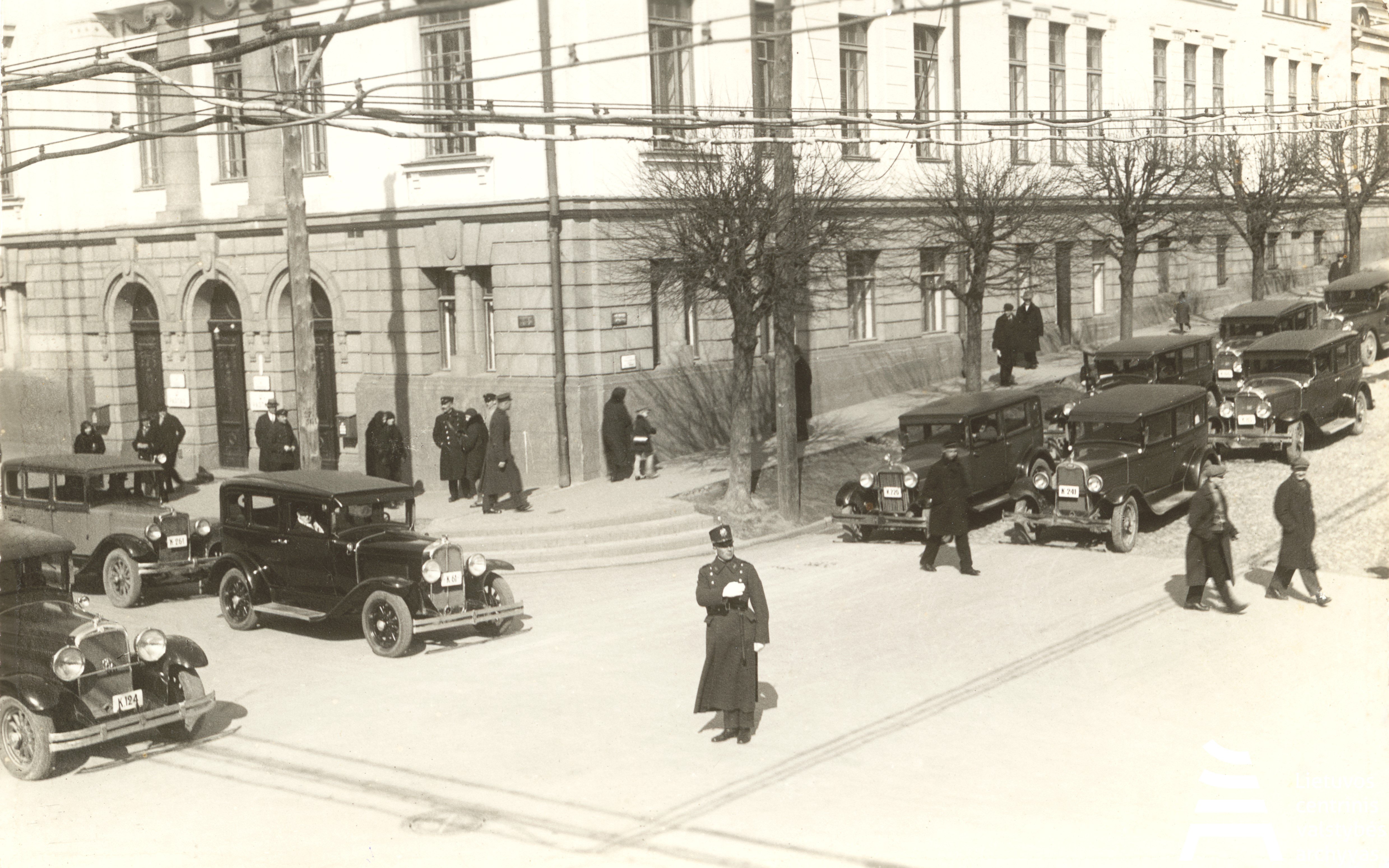 Lithuanian Central State Archives, A police officer regulating traffic on the crossroad of Donelaitis and Maironis street next to Lithuanian ministry of Finance. Kaunas, Lithuania, 1930s.