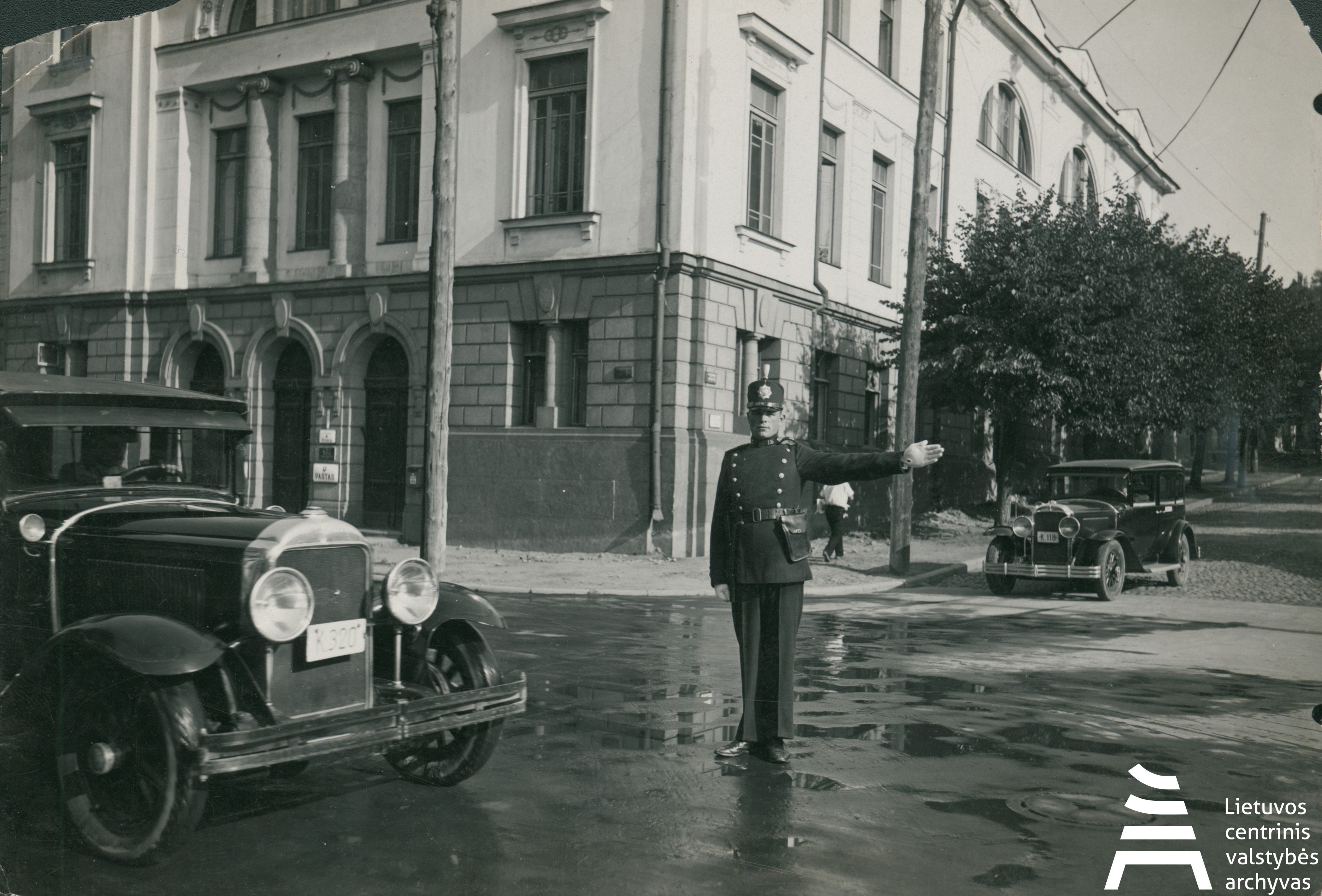 Lithuanian Central State Archives, A police officer regulating traffic on the crossroad of Donelaitis and Maironis street next to Lithuanian ministry of Finance. Kaunas, Lithuania, 1920-1940