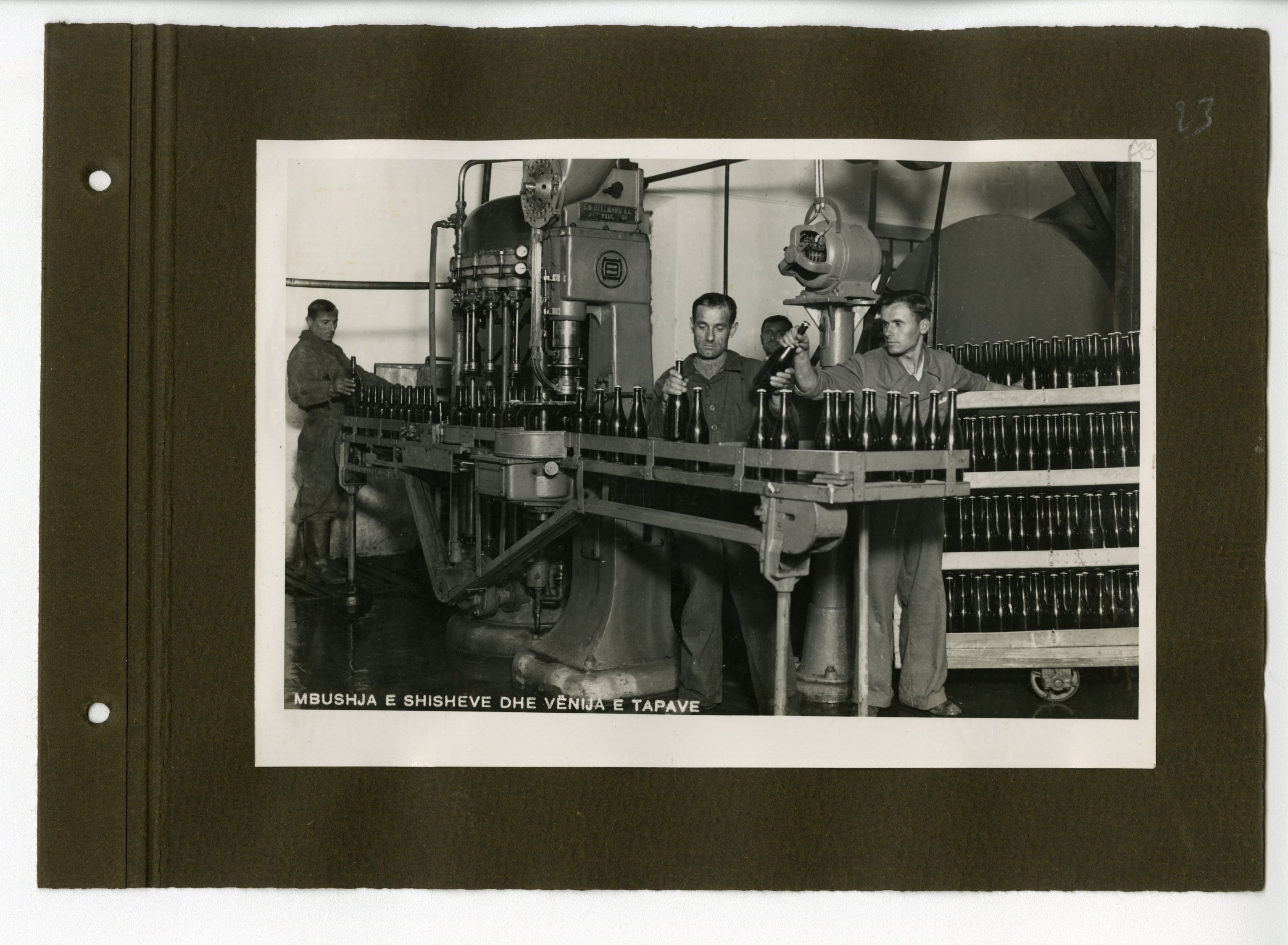 Workers and machines bottling beer at Korça Beer Brewery (after 1934 - before 1944) - Photographic Studio MAK - National Museum of Albania (prior to 1944)