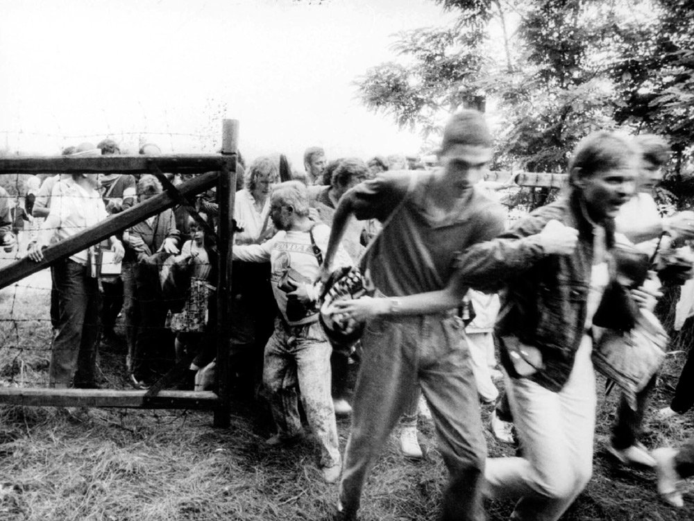 Image: MTI FVETT19890819004; (NAH)The photo on the left shows East German tourists fleeing across the frontier at the Pan-European Picnic event on 19 August in Sopronpuszta. Contrary to public belief, this temporary border crossing did not serve for the escape of GDR citizens. The Border Guard had not got any order from the Ministry of Interior. However, the local commandant forbade the use of firearms so owing to his presence of mind, the event did not end in tragedy.